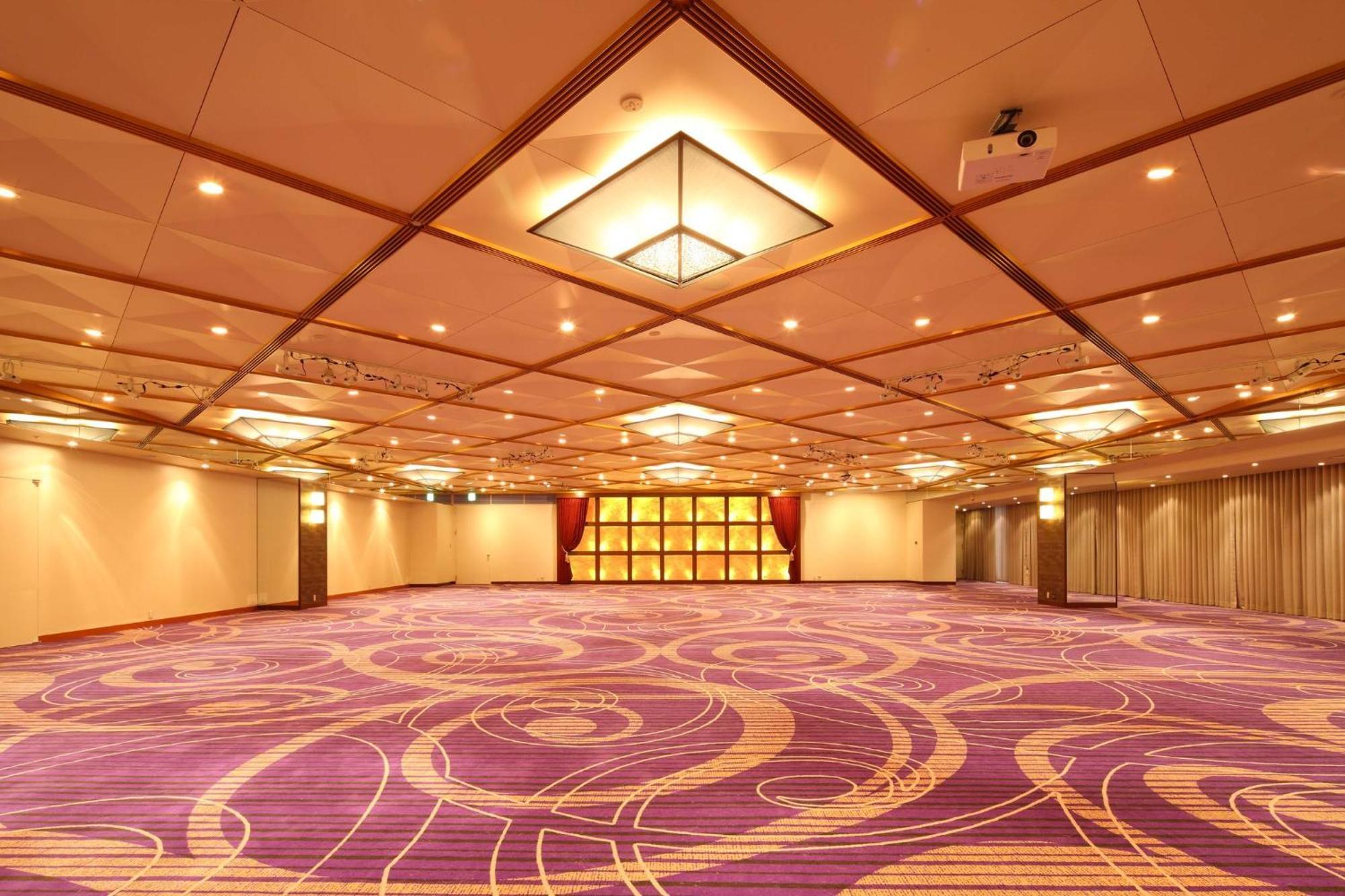 Rihga Royal Hotel Osaka, Vignette Collection By Ihg Extérieur photo The ballroom