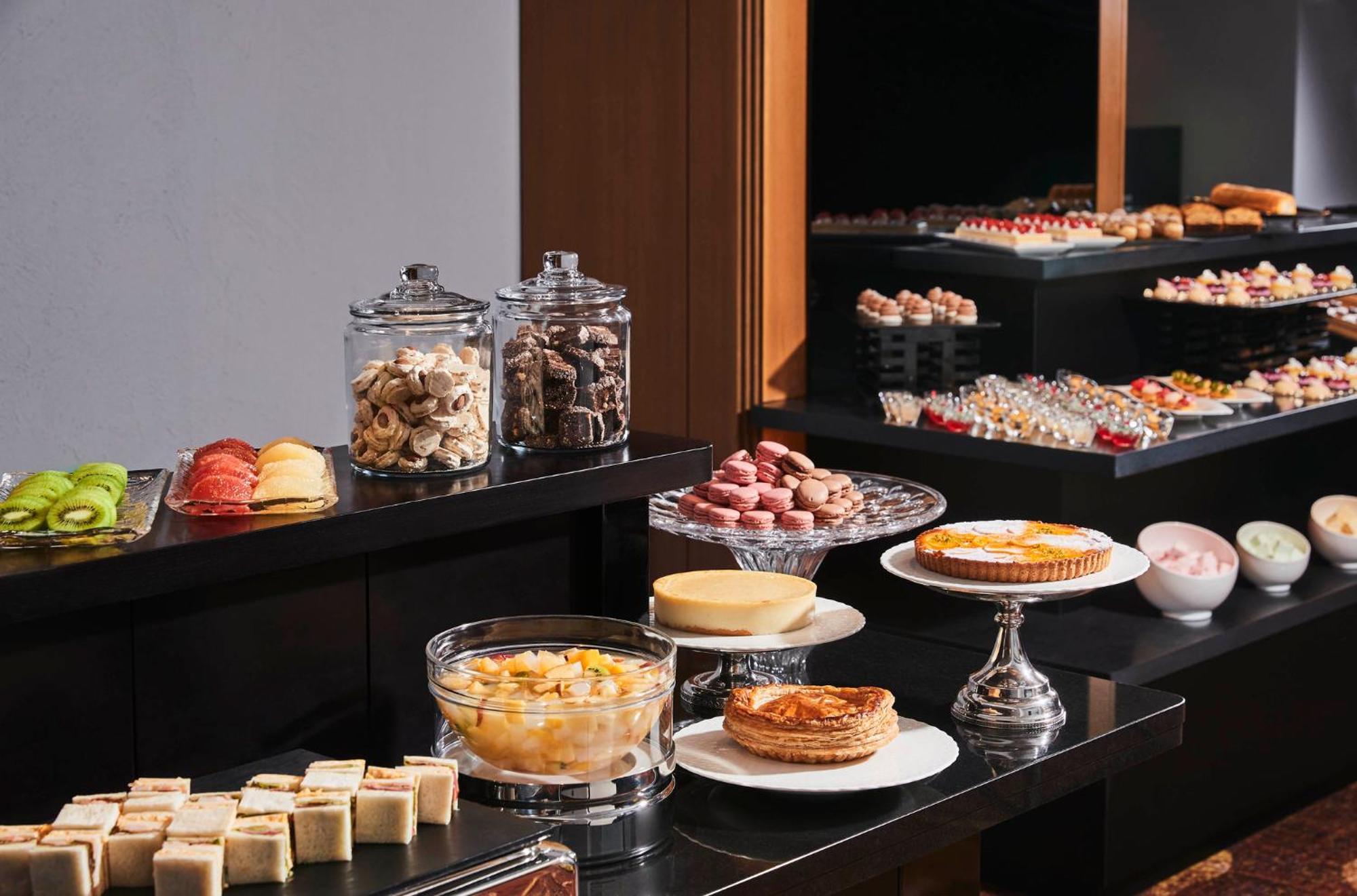 Rihga Royal Hotel Osaka, Vignette Collection By Ihg Extérieur photo A dessert buffet