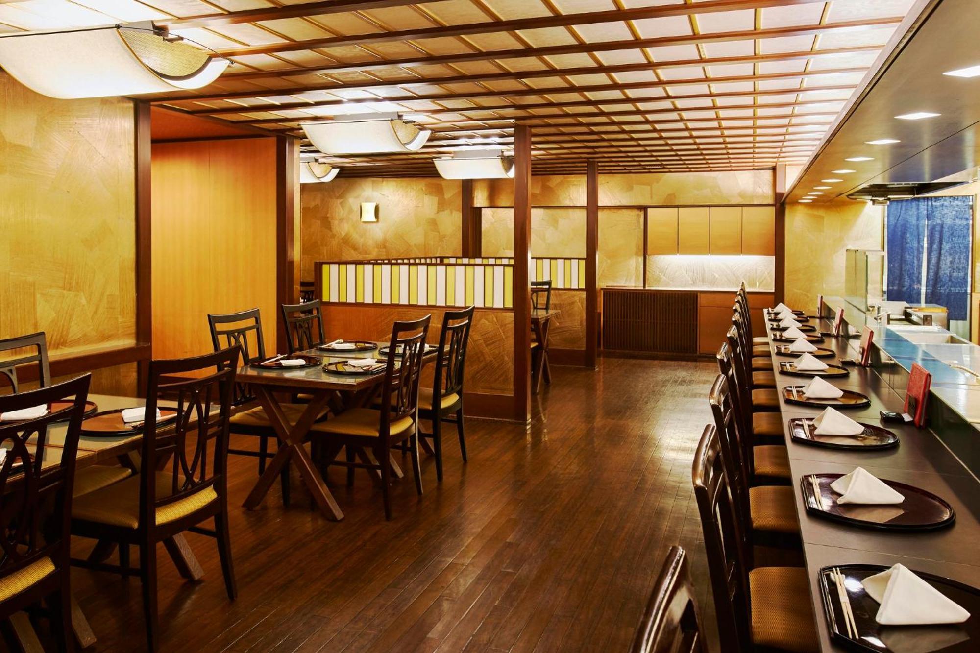 Rihga Royal Hotel Osaka, Vignette Collection By Ihg Extérieur photo Interior of a sushi restaurant